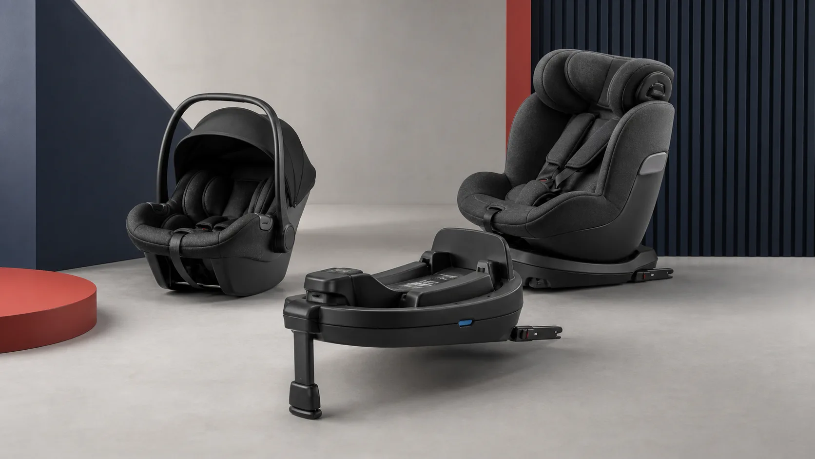 Babyautostol, ISOFIX-base med støtteben og en roterende småbørnsstol stillet op ved siden af hinanden i et studie